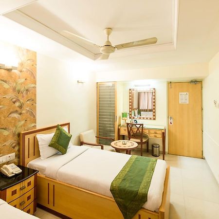 Treebo Paradise Hotel Ahmedabad Bagian luar foto