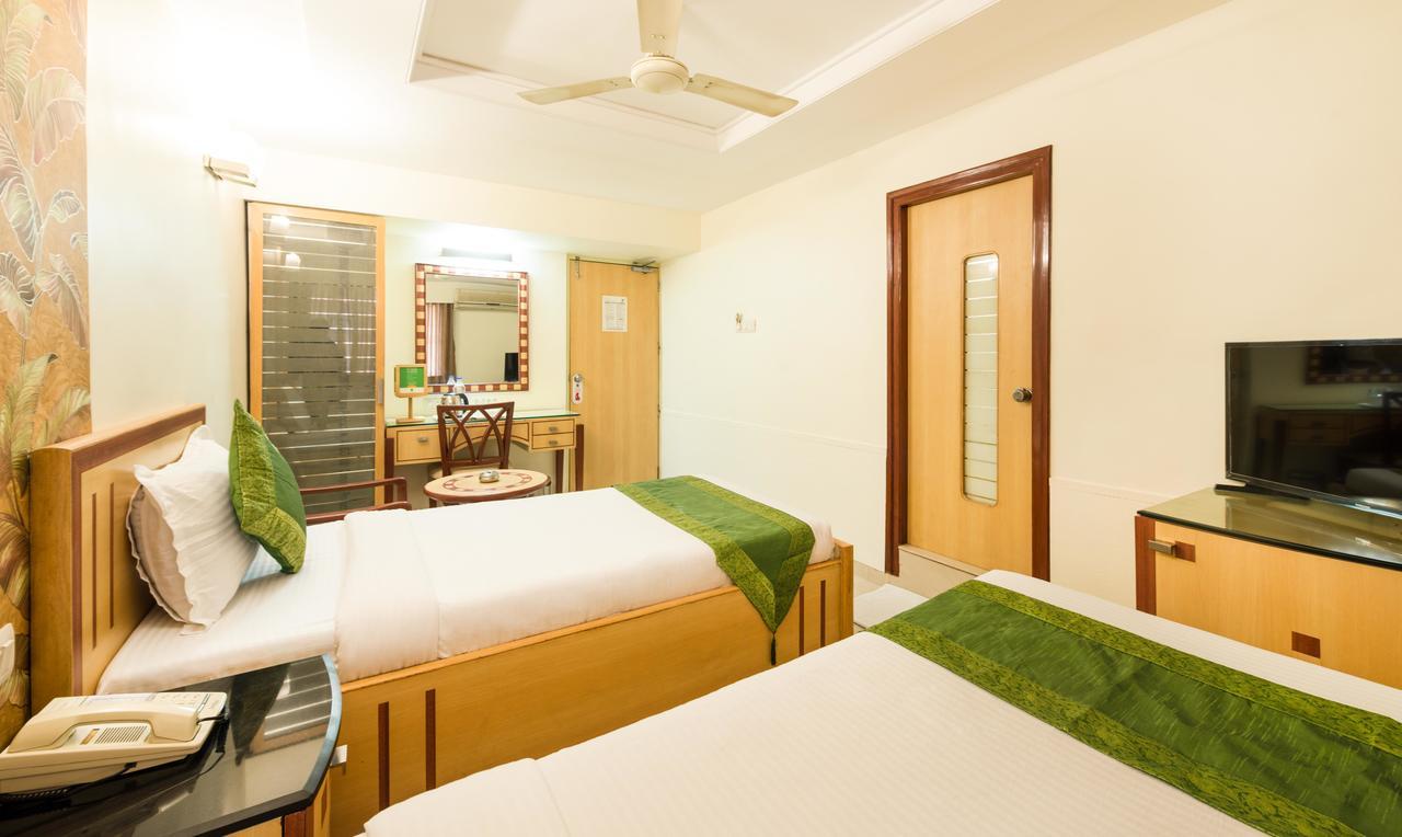 Treebo Paradise Hotel Ahmedabad Bagian luar foto