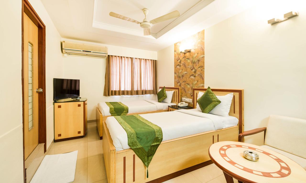 Treebo Paradise Hotel Ahmedabad Bagian luar foto