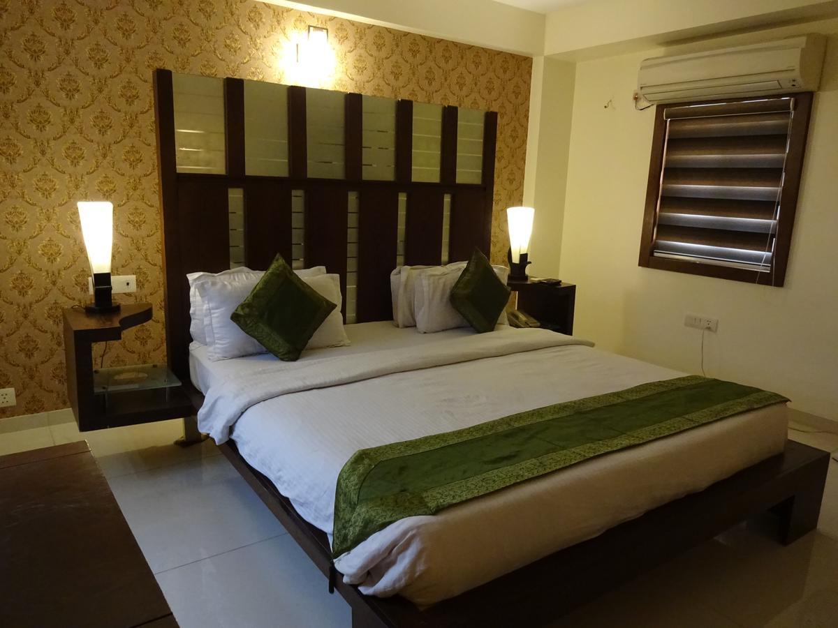 Treebo Paradise Hotel Ahmedabad Bagian luar foto